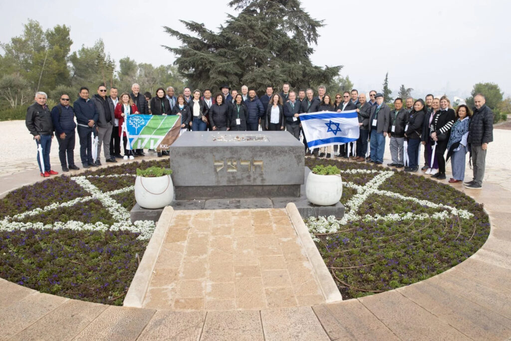 Delegados-cristianos-en-tumba-de-Herzl kkl