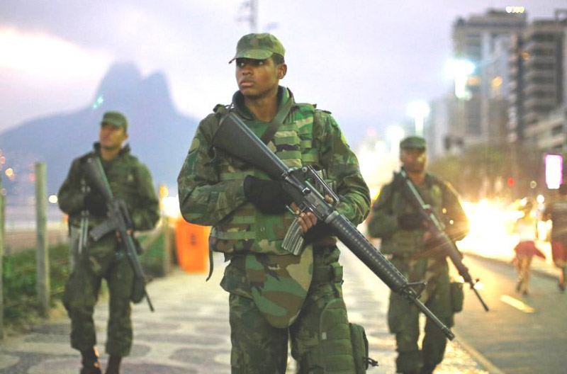 Soldados brasileños patrullaban la playa de Ipanema durante los Juegos Olímpicos de Río de Janeiro 2016 (Foto: Reuters)