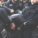 Policia-alemana-arresta-manifestante-AFP apoyo