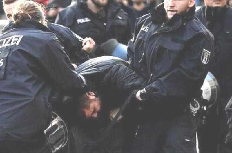 Policia-alemana-arresta-manifestante-AFP apoyo