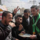 Gazaties-repartiendo-dulces-X palestinos