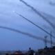 Lanzamiento masivo de cohetes desde Rafah, en la Franja de Gaza, que dio inicio a la ofensiva de Hamás (Foto: Flash90)