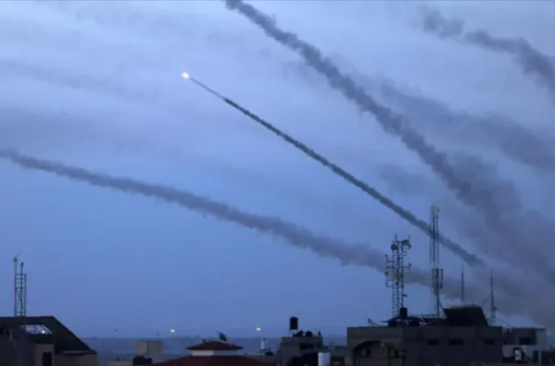 Lanzamiento masivo de cohetes desde Rafah, en la Franja de Gaza, que dio inicio a la ofensiva de Hamás (Foto: Flash90)