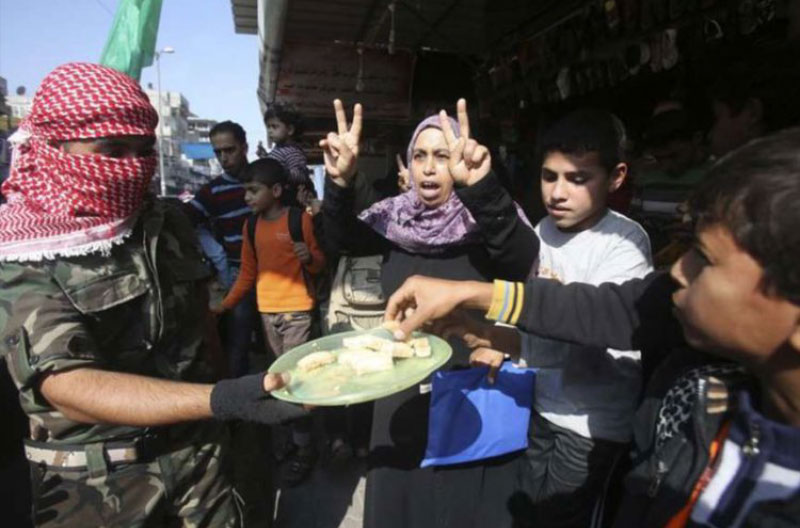 Hamas-repartiendo-dulces terroristas