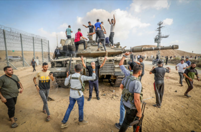 Palestinos toman tanque israelí - Flash90 genocidio