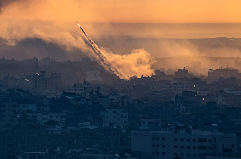 Lanzamiento-de-cohetes-desde-Gaza-el-7-Oct-AP campos