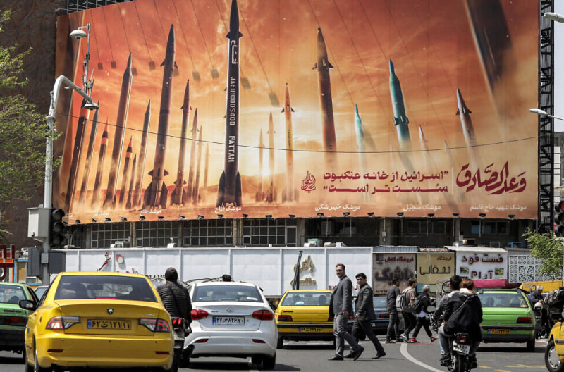 Pancarta-misiles-en-Teheran-AFP funcionarios