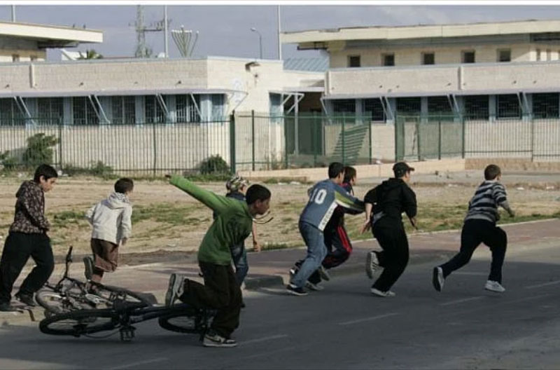 Ninos-corriendo-a-refugio-Flash90 estado