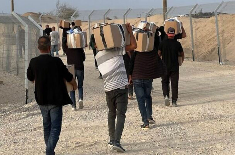 Gazaties-con-cajas-de-alimentos-GHF distribución