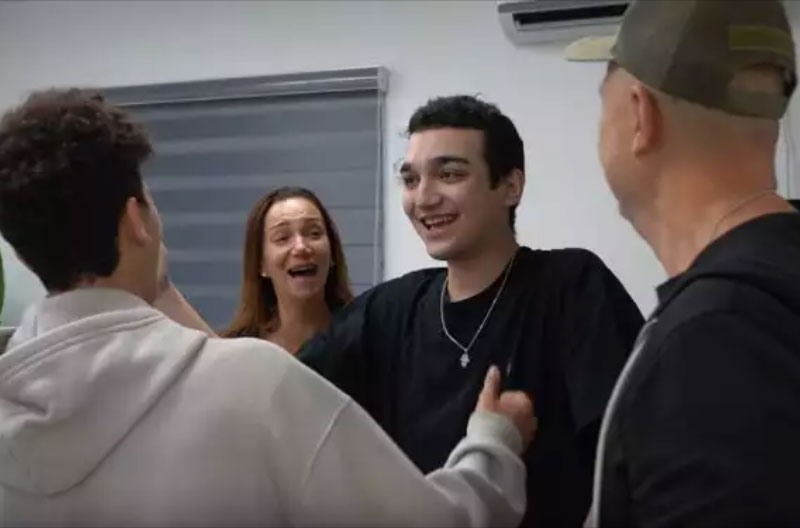 Edan-Alexander-con-su-familia-FDI estadounidense