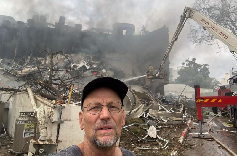 1.-Eldad-Tzahor-frente-a-su-laboratorio laboratorios