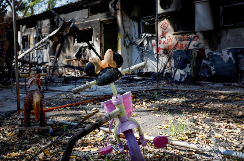 Destroyed homes are seen at Kibbutz Nir Oz following the October 7th attack by Hamas comunidades