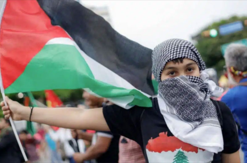 Manifestante-propalestina-zeyron.site_ genocidio