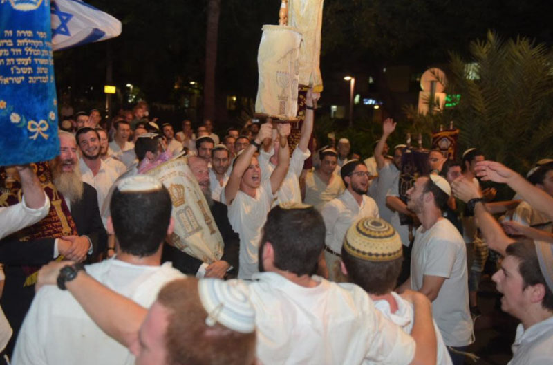 Segundas-hakafot-en-calle-de-Tel-Aviv-JPost tiempo