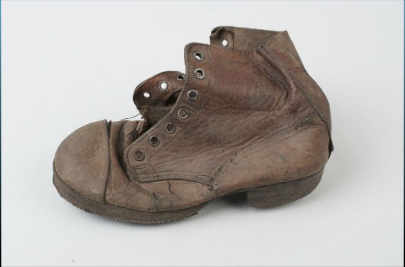 Zapato de-Amos-Yad-Vashem