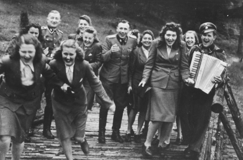 Album-de-Auschwitz universidad