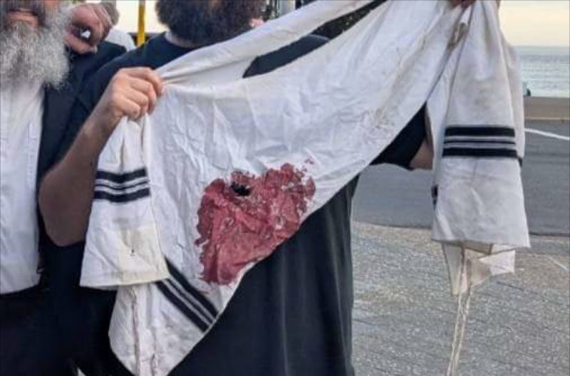 Tzitzit-manchado-de-sangre-en-Sydney albanese