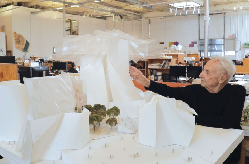 PRINCIPAL-Gehry-con-maqueta-de-Museo-Mundial-Judio mundial