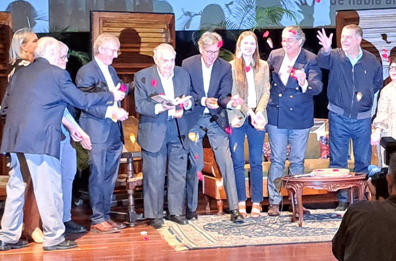 PRINCIPAL Bautizo con pétalos alemana