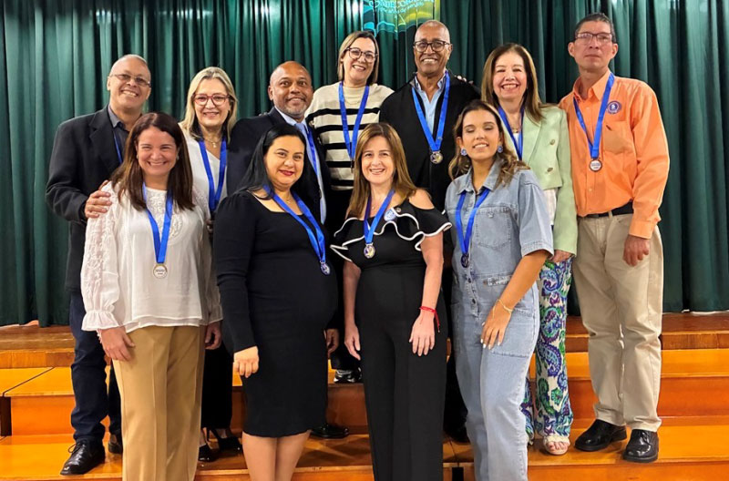 0.-Grupo-de-condecorados maestro