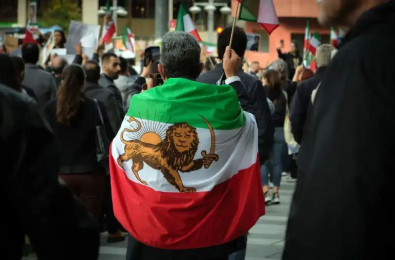 Protesta-en-Iran-con-bandera-perfil.com_ protestas