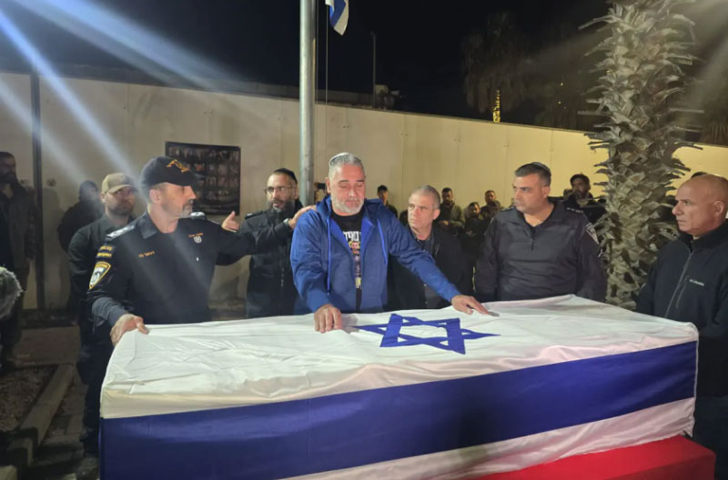 Padre-de-Ran Gvili con-la-urna-Policia-de-Israel