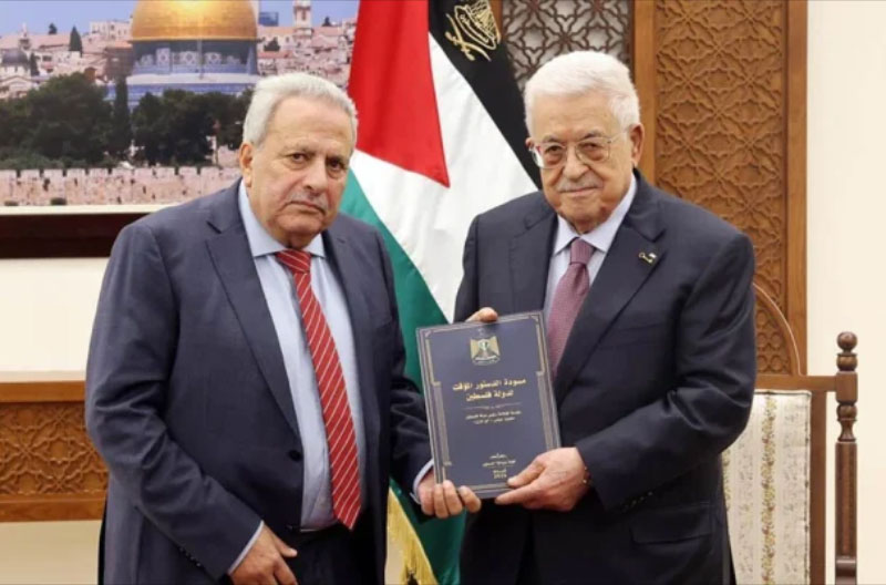 Abbas con borrador de Constitución - Wafa borrador