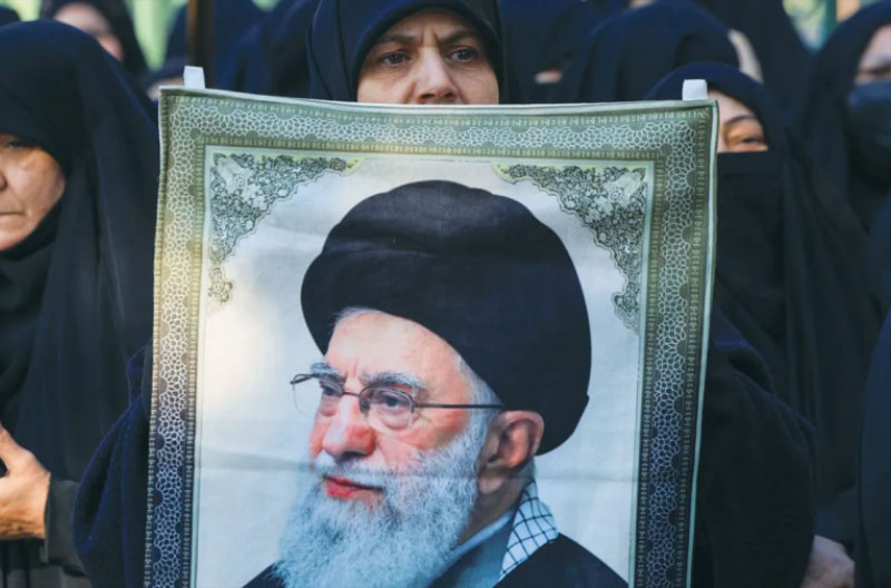 Mujeres-portando-foto-de-Jamenei-en-Bagdad-Reuters-1 unidos