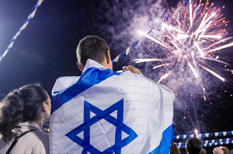 Bandera-de-Israel-y-fuegos-artificiales-JPost estado