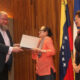 Nora-Fischbach-recibe-diploma-UCAB museo