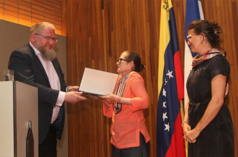Nora-Fischbach-recibe-diploma-UCAB museo