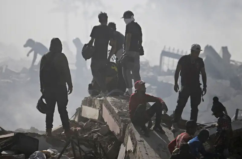 Rescatistas-entre-el-polvo-AFP silencio
