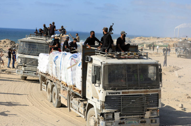 Terroristas-de-Hamas-con-camion-de-ayuda-humanitaria-France24 niños