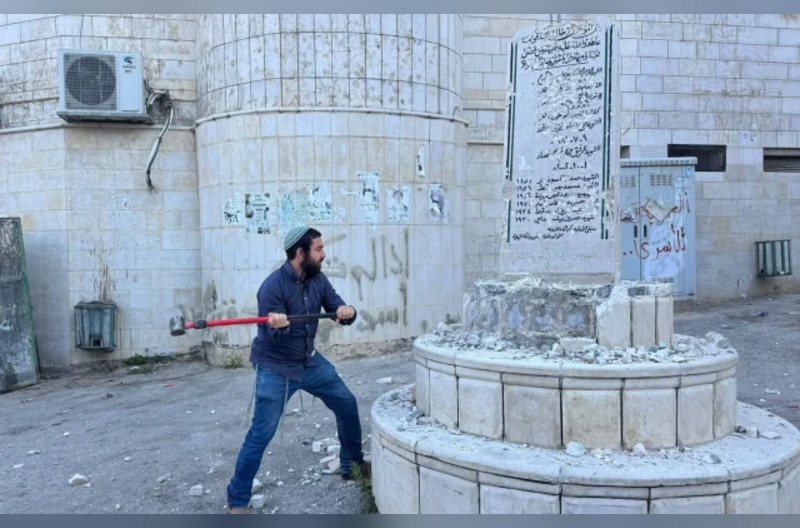 Zvi-Sukkot-destruyendo monumento